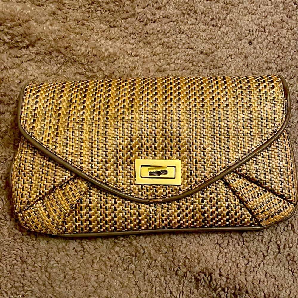 Beautiful clutch with chain attached. Perfect for any season